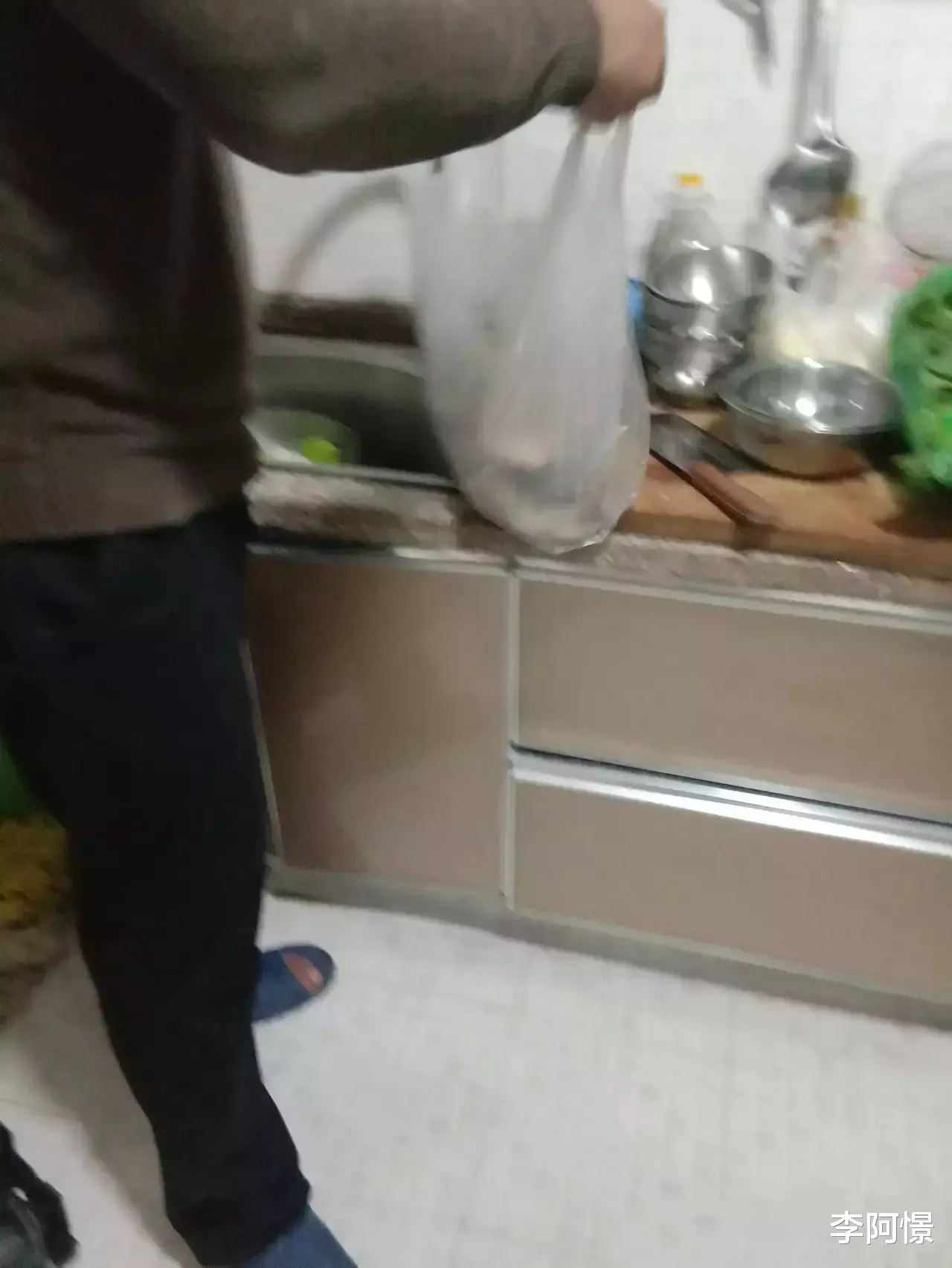 |钓鱼钓得家都不回，老婆一怒之下把钓具全都烧了！