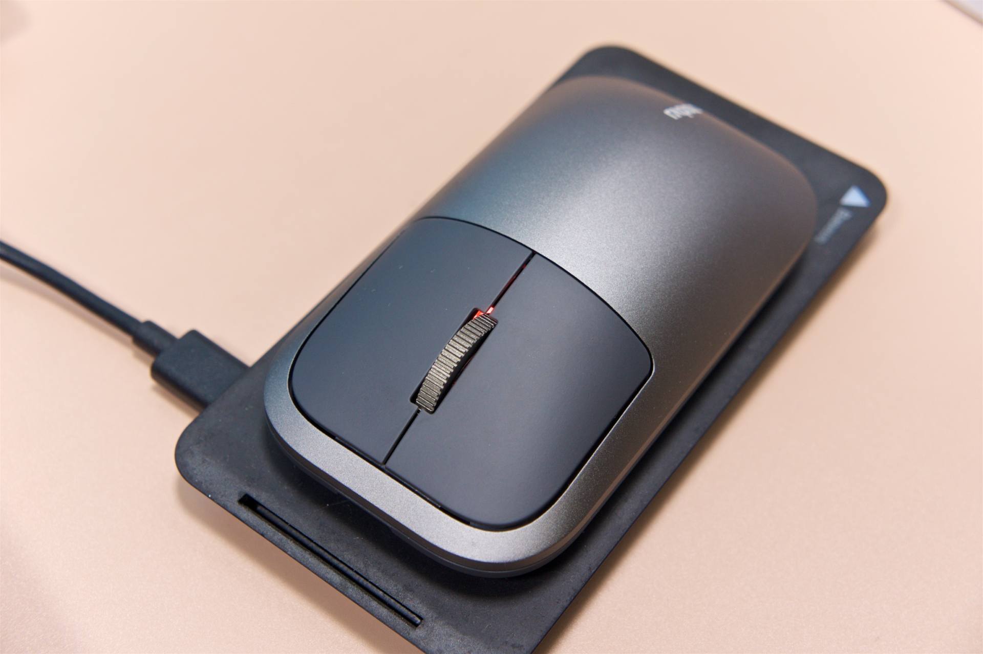 便携静音还能无线充电 雷柏新品M700三模鼠标