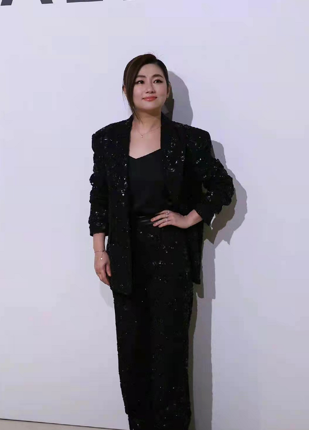 Selina|Selina拿冰墩墩走红毯！穿西装藏不住大妈身材快胖成球，苍老好多