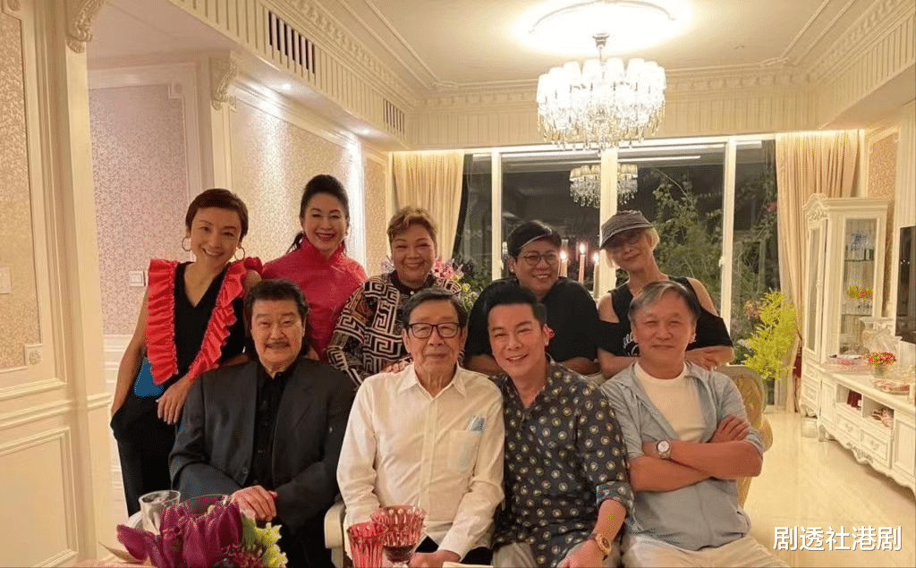 洪金宝|70岁功夫巨星前妻参加聚会朴素低调，儿子直播卖货被问：你爸不给你钱吗？