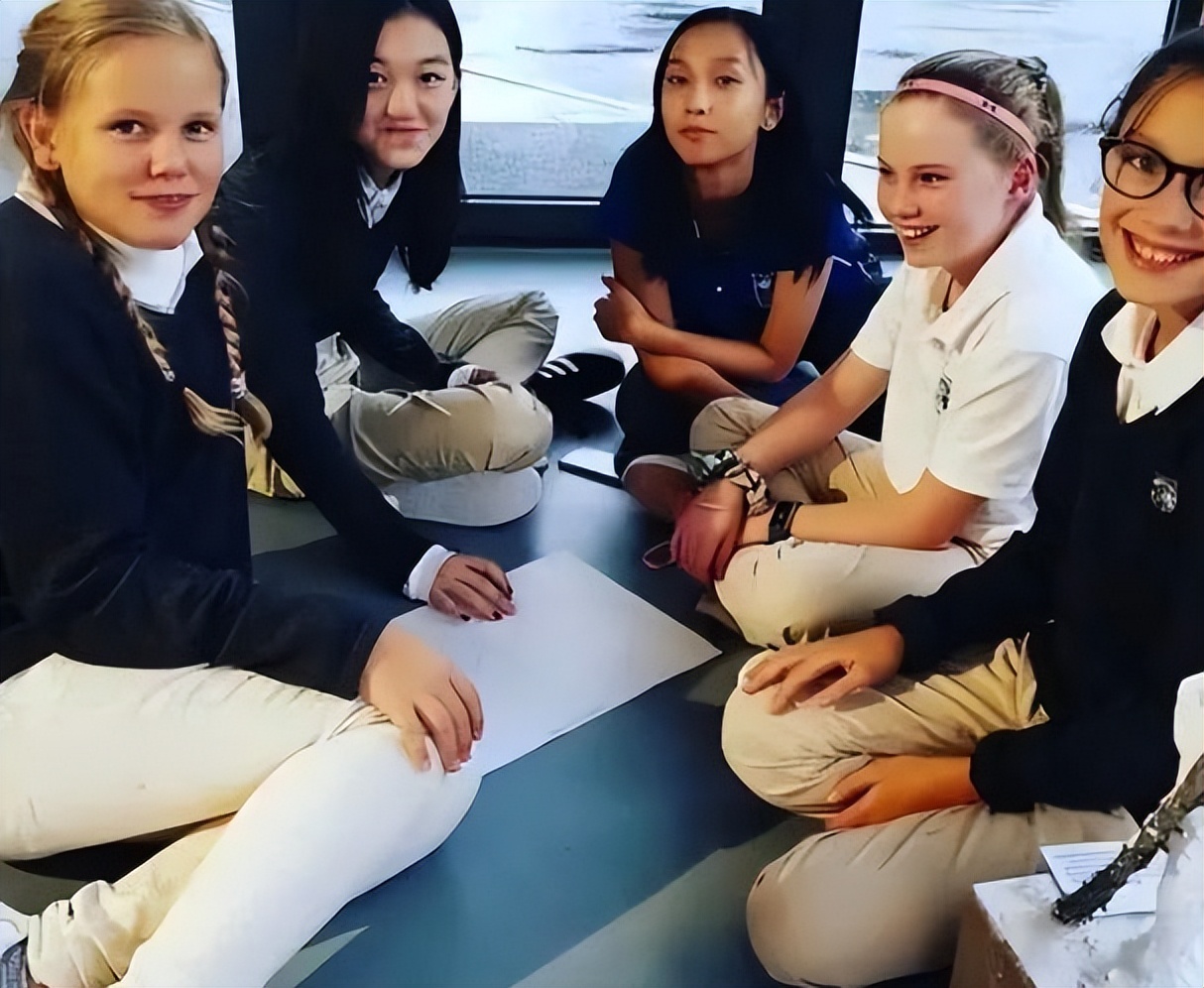 粉底 16岁李嫣近照曝光!抹红唇涂粉底妆容艳丽,白得发光模样气质大变