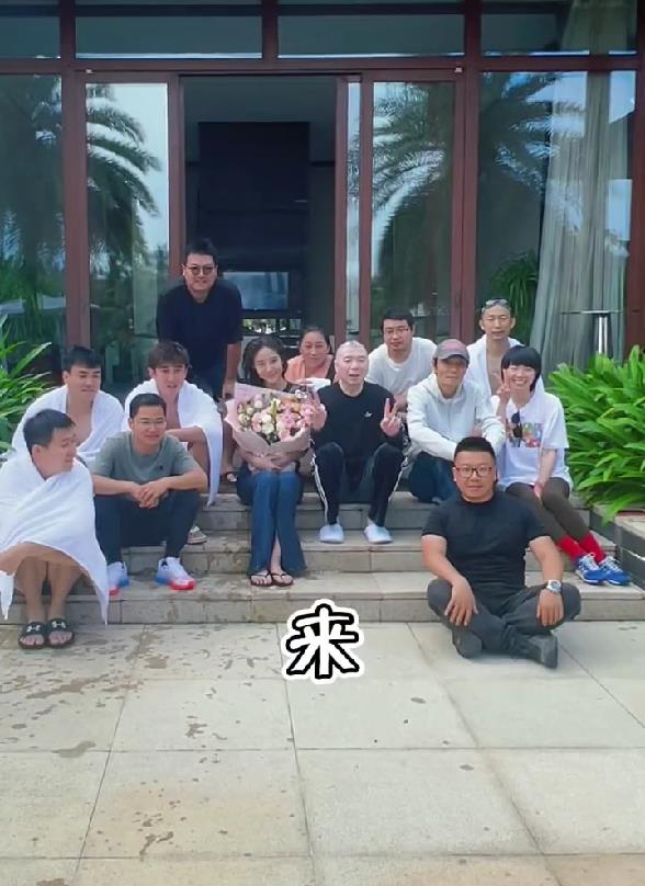 冯小刚|63岁冯小刚罕见露面，新剧杀青，穿拖鞋坐台阶上合影太随意