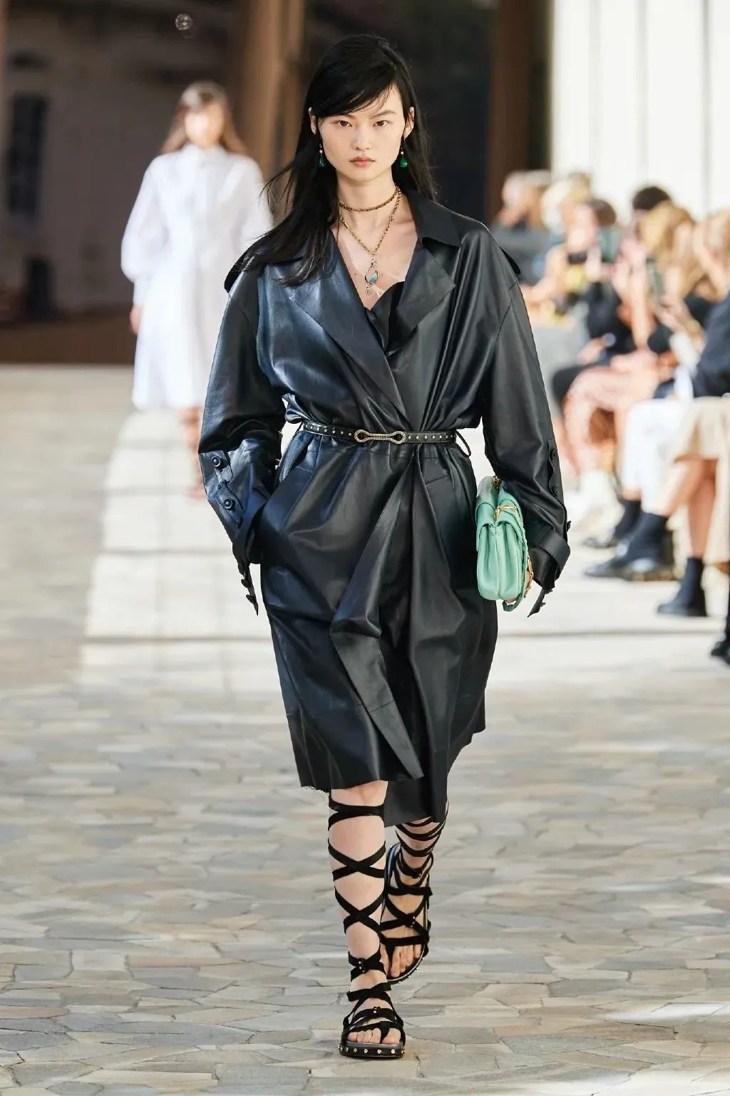 中国超模|撑破礼服的卡戴珊,也没能抢走这位中国超模的风头!真叫人羡慕