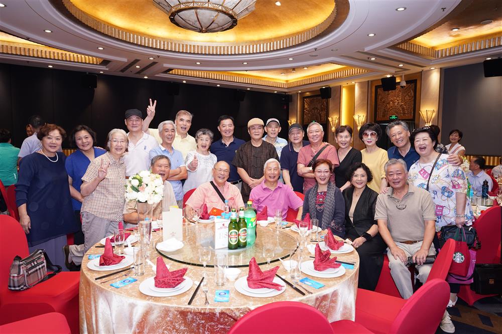 孙道临|孙道临铜像揭幕式:向梅气质依旧、达式常身姿挺拔,牛犇一头白发