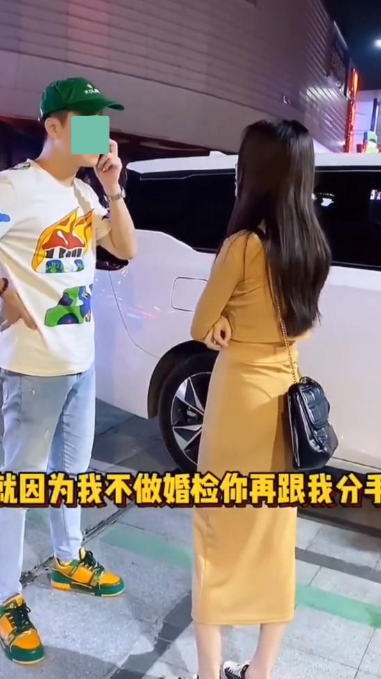 女子责怪男友不接电话,往男友车上扔杂物:我不去做婚检怎么了