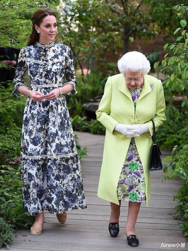 裙装 凯特王妃的优雅感与生俱来，大衣裙配蓝色发带，气质清新又大方