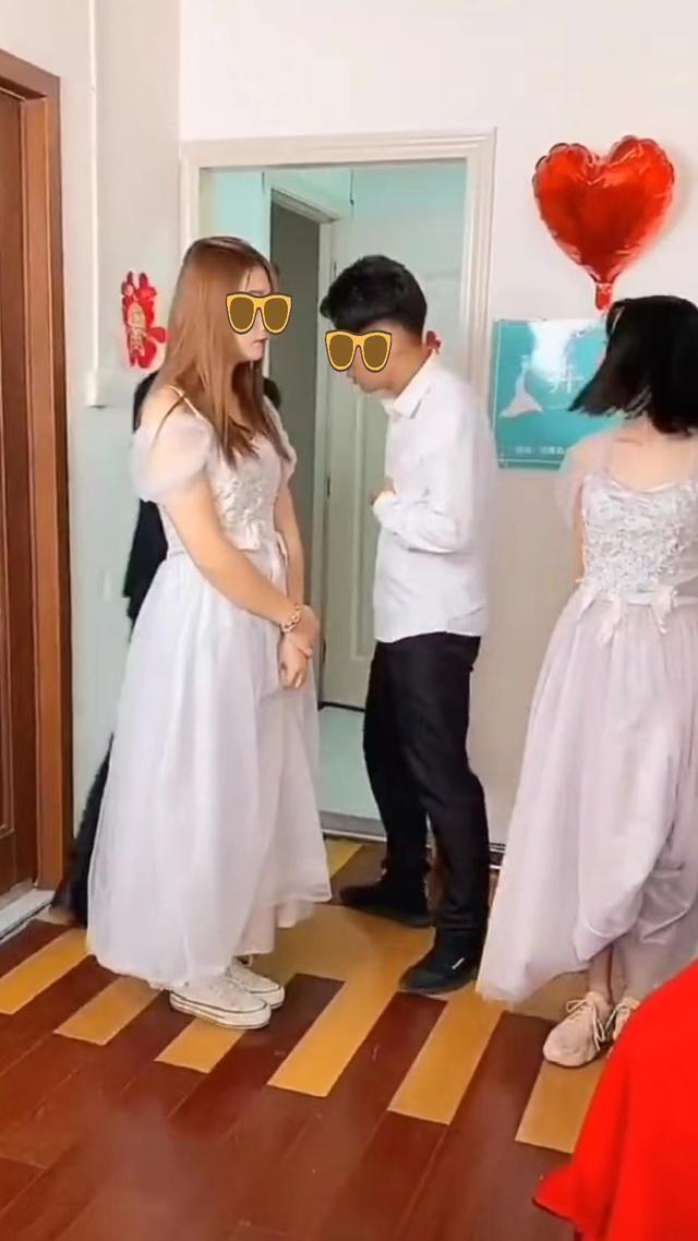 伴娘将新娘婚鞋藏在自己裙子里,新郎苦找1小时无果,他愤然离场