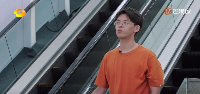 德阳|《100道光芒》:48岁的何炅还在“跑龙套”,00后该学习他什么