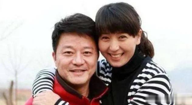 闫学晶|50岁闫学晶升级当奶奶，女儿年仅6岁，儿媳徐梦迪晒产后素颜照