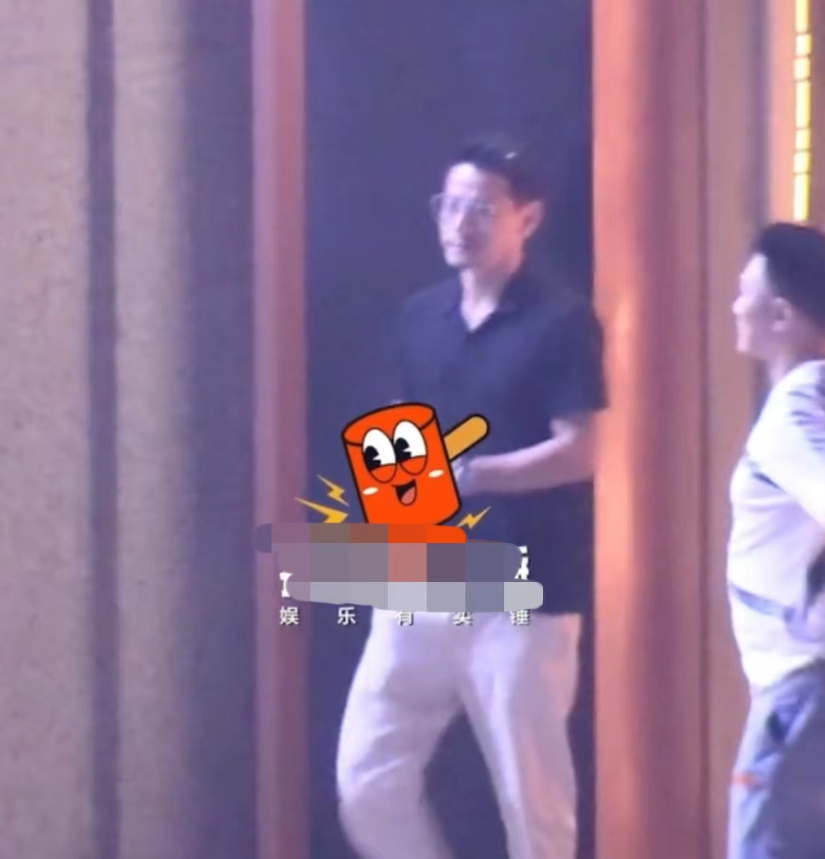 郎朗|男演员与绯闻对象聚餐疑醉酒，数次伸手掏裆被质疑暗示