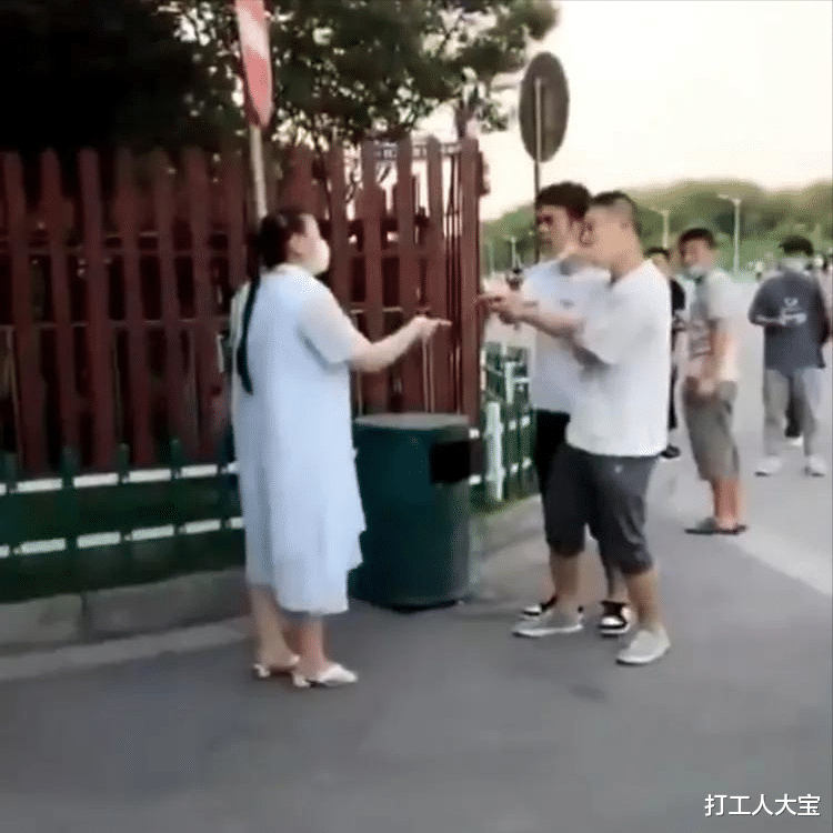 四川:2男子为争一女子竟大打出手,网友:3人在老家或都已婚!