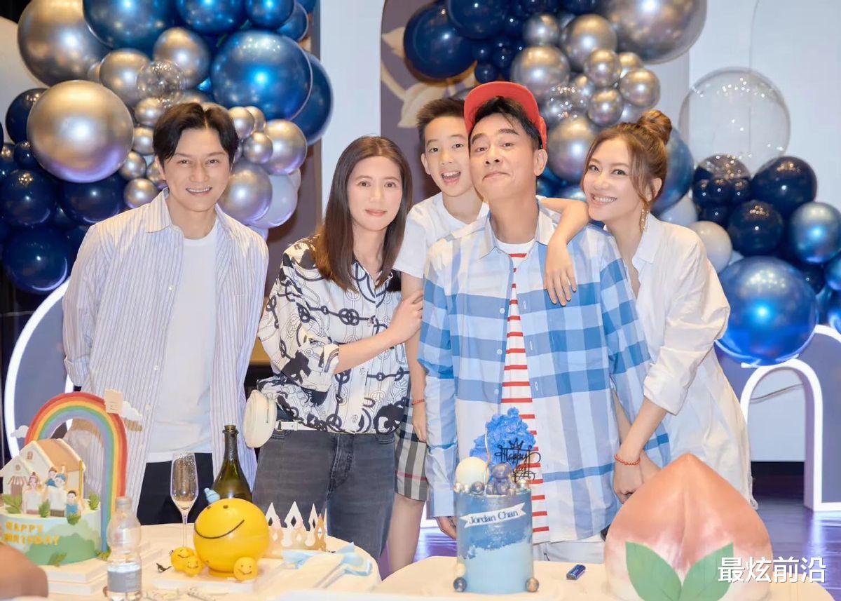 陈小春|陈小春办55岁生日派对,穿格纹衫戴棒球帽,比大6岁岳父更显年轻