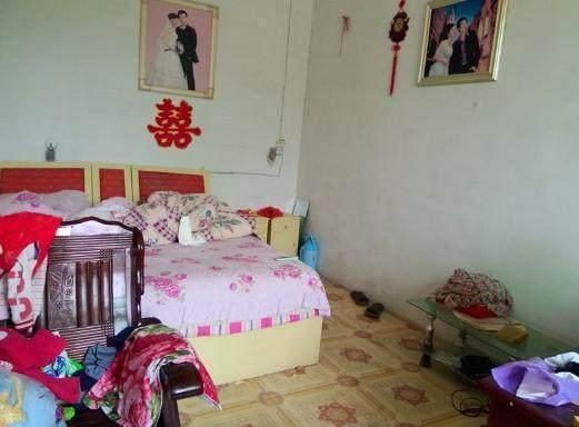 32岁大龄剩女的婚房,满地泥巴的农家小院,嫁人真不能将就啊!