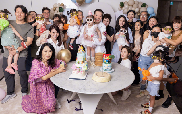 向太|向华强夫妇现身高端聚会,向太身形圆润打扮低调,皮肤细腻紧致