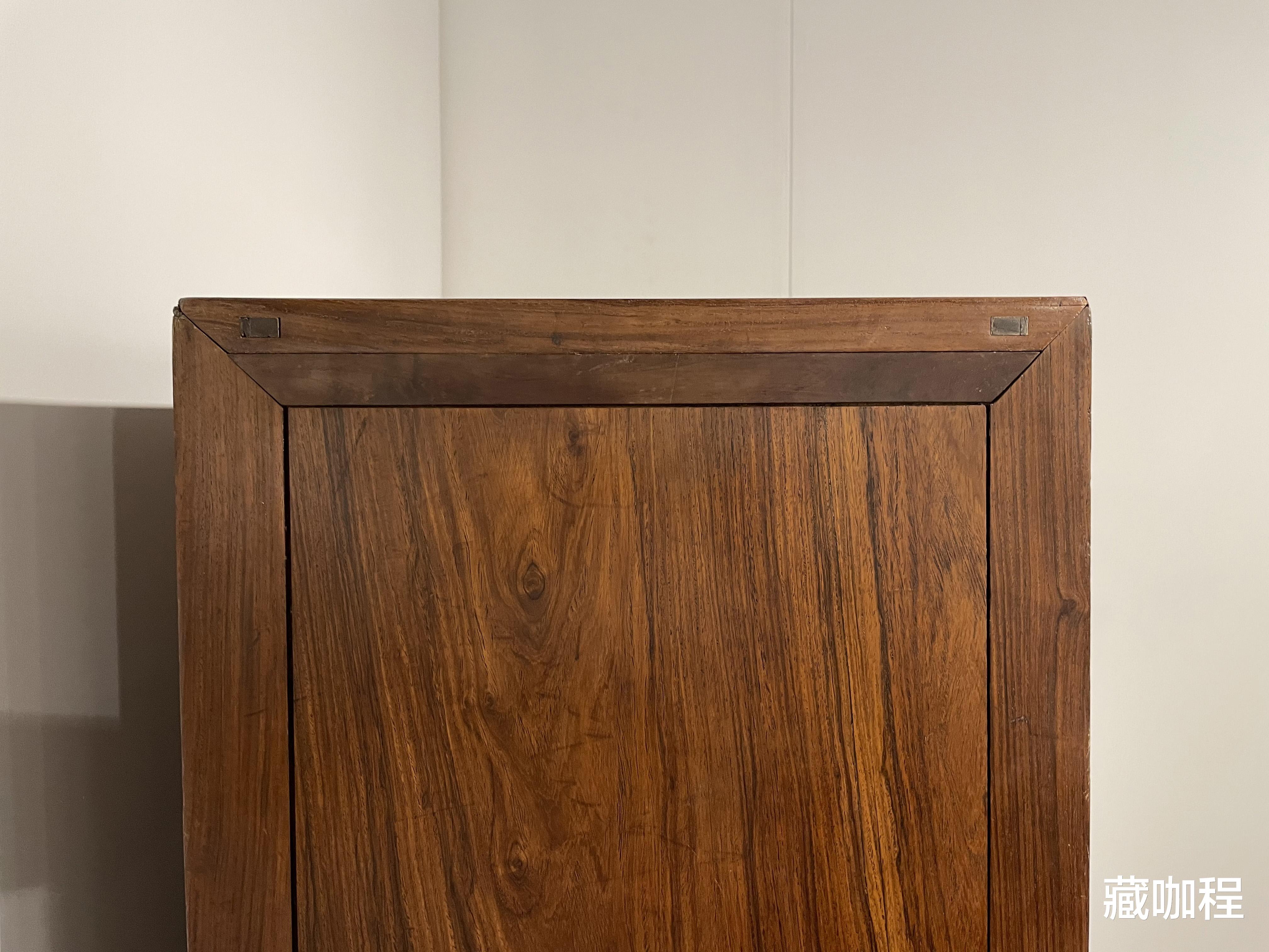 |顶面抹头一分为二，黄花梨方角柜不循规蹈矩