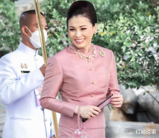 苏提达|苏提达折扇海报出彩，演绎复古中国风，华裔王后就是雍容华贵