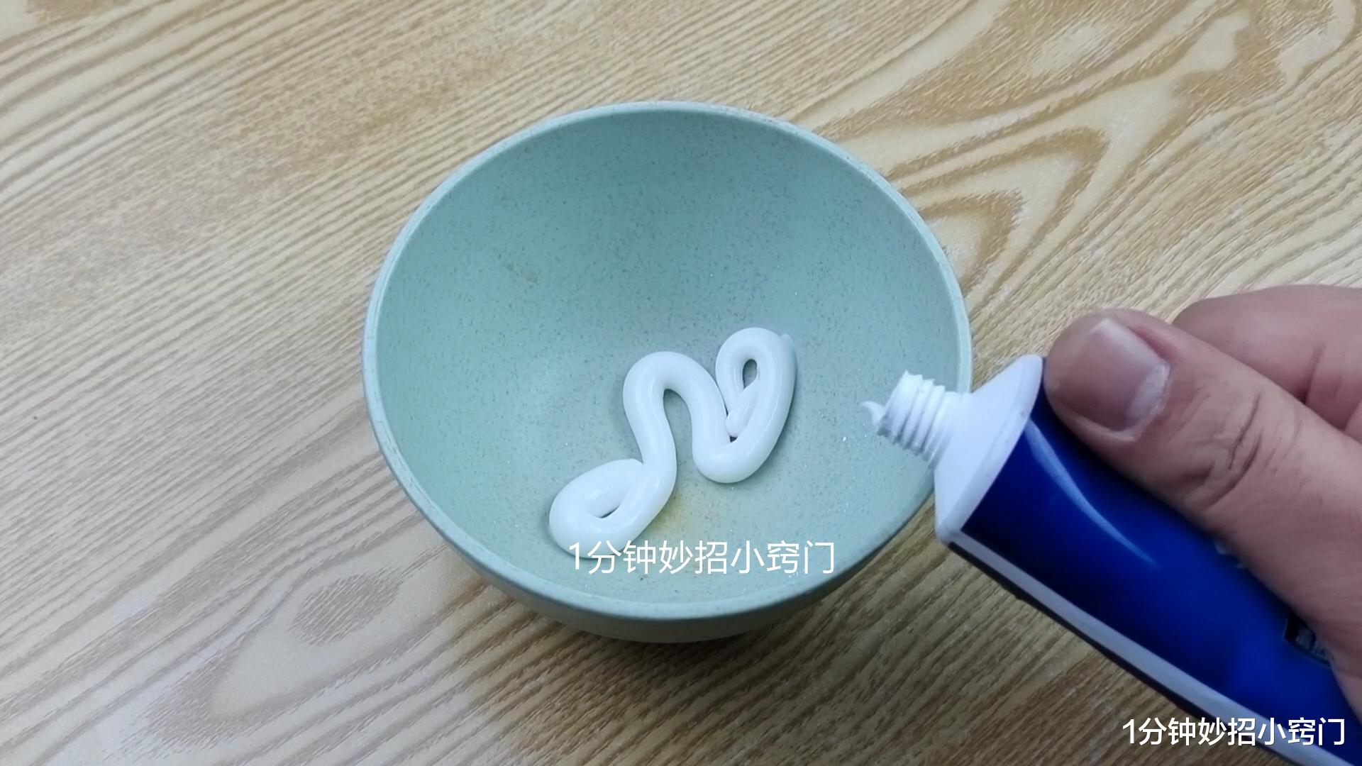不管家里油烟机有多脏多油,用上1个口罩,一抹一擦立马焕然一新