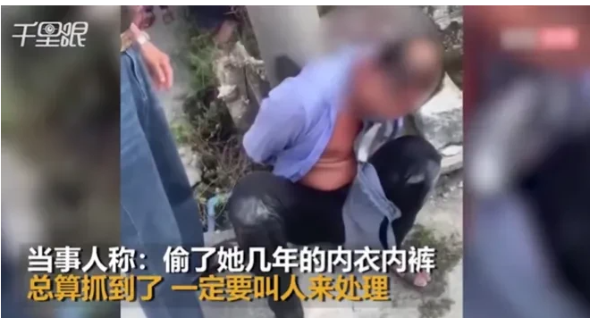 广东潮汕,网传一大叔偷文胸被抓,被人将文胸挂胸前绑在电线杆示众!