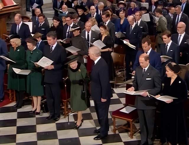 夏洛|6岁的夏洛特像一枚小变色龙！人前文静大方，人后鬼马精灵，萌翻了