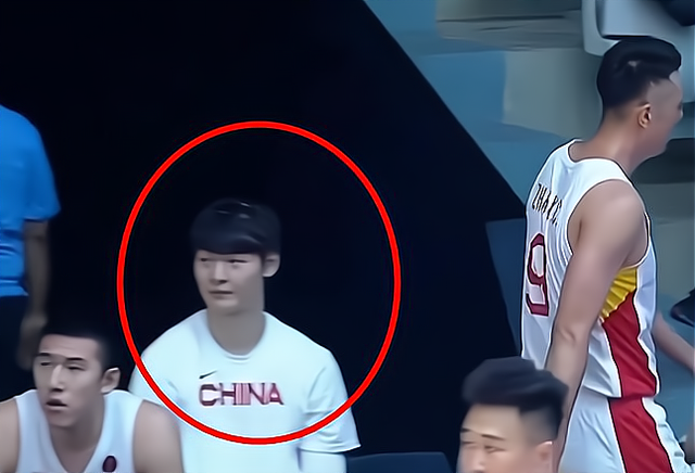 中国男篮|绝了！狂丢47球！中国男篮第一场就输！我们太需要周琦