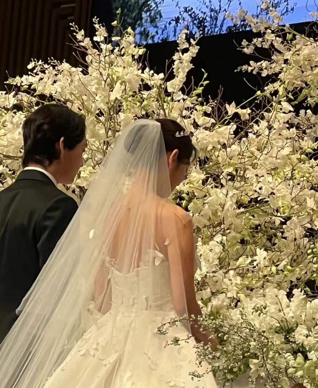 新蝙蝠侠|朴信惠婚礼内场全曝光，新娘感动落泪说不出话，夫妻拥吻掀起高潮