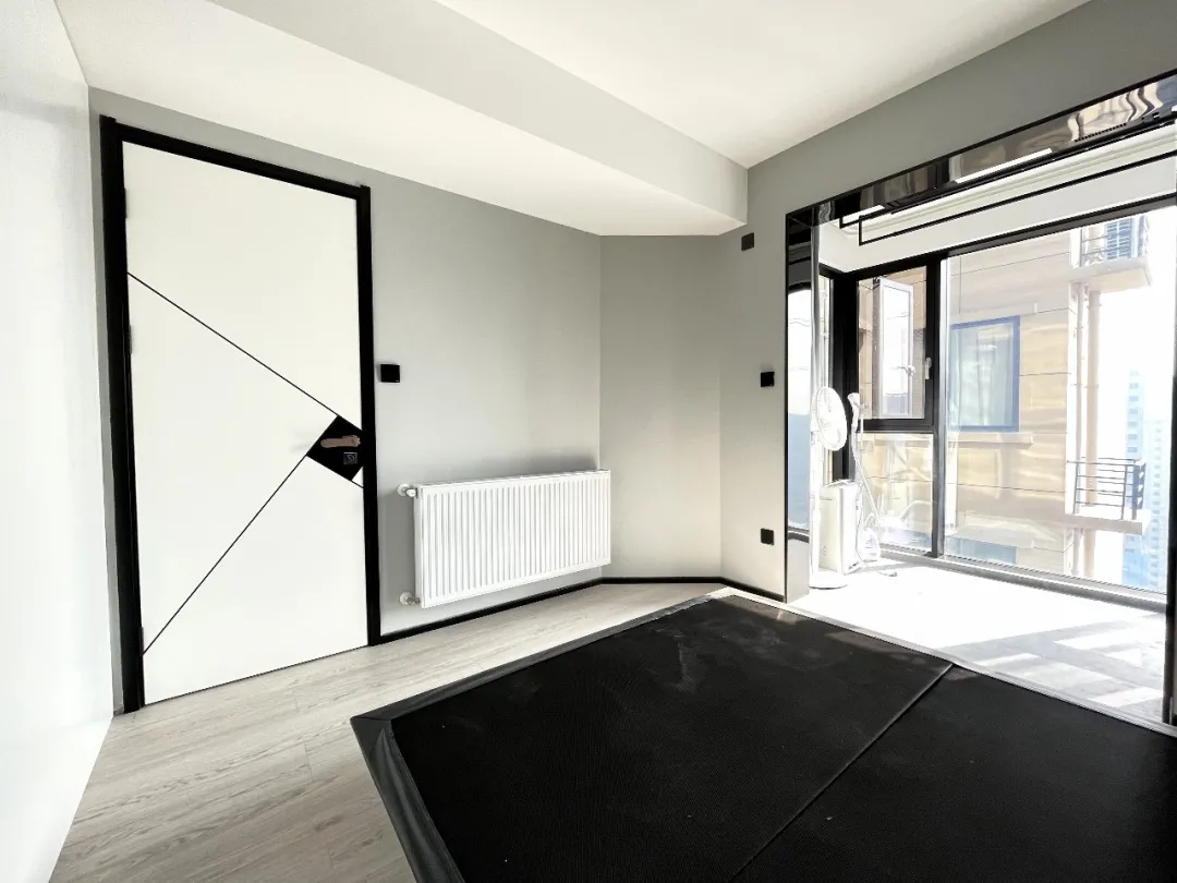 95㎡三室变两室,打造黑白灰风格,还有独立办公空间