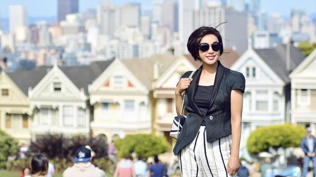 刘晓庆|刘晓庆挺适合穿西装，用“上繁下简”来突出质感，看着简约却高级