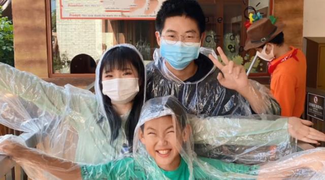 卓妈带仨孩子买衣服,孙卓手搭在姐姐肩膀,孙辉蹦蹦跳跳很开心