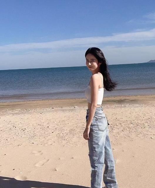 颖儿|颖儿穿吊带海边晒照，身材扁平无美感，与付辛博AA制婚姻怎样了？