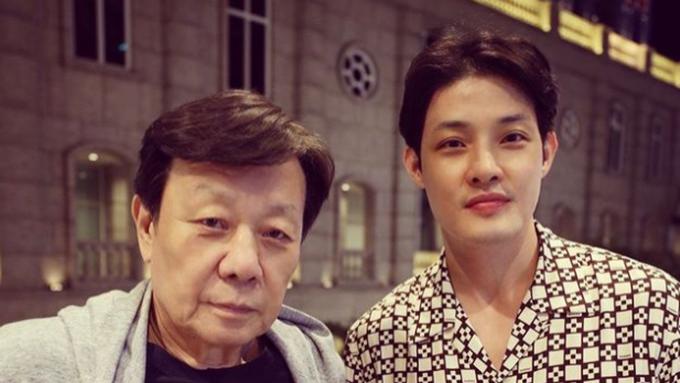 寇世勋|寇世勋罕晒父子合影，39岁寇家瑞外形出众，仍未娶2岁女儿的妈妈