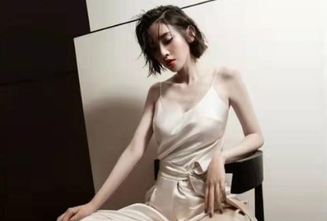 刘亦菲|唐艺昕坐在椅子上拍大片,穿吊带装涂红色唇彩,造型清爽身形傲人