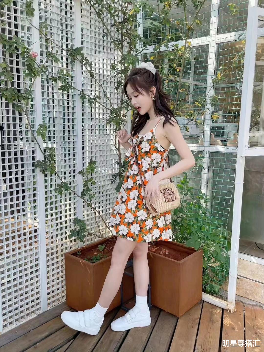 咖啡 吴宣仪穿橘底白花镂空吊带连衣裙，高扎马尾叙写清新夏季氛围