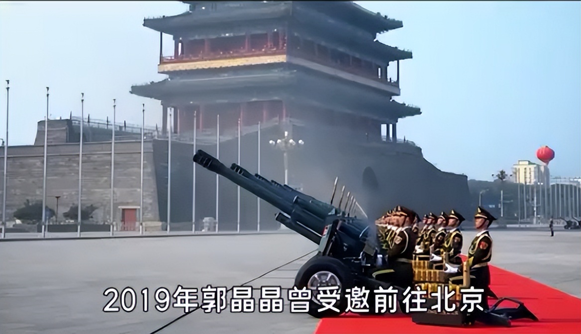 郭晶晶|郭晶晶穿5年旧衣，带2块钱皮筋受邀国庆阅兵！用眼神护住霍家家规