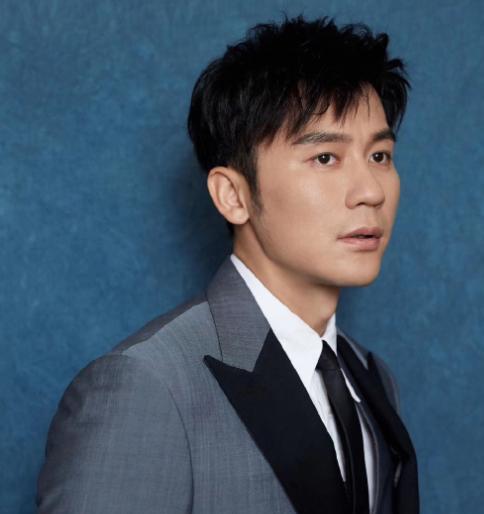 郑少秋|男星维护形象的5种方式：郑少秋戴假发，华晨宇穿厚跟鞋