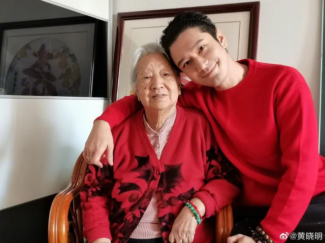 黄晓明|祖孙三代同框!黄晓明晒回姥姥家拜年照,45岁和姥姥贴脸撒娇