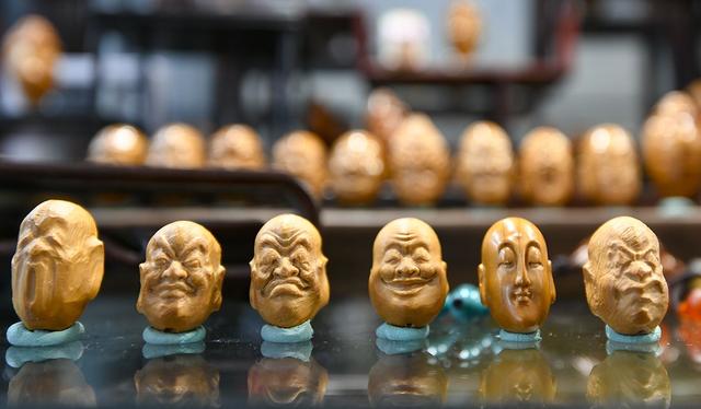 核雕|核雕：以刀代笔，方寸间雕出世间百态