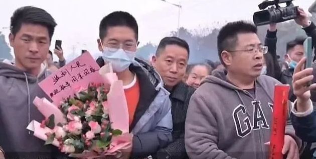 |学生酷似孙卓引发关注，卓宝亲自出面回应，模仿大赛只能获第二名