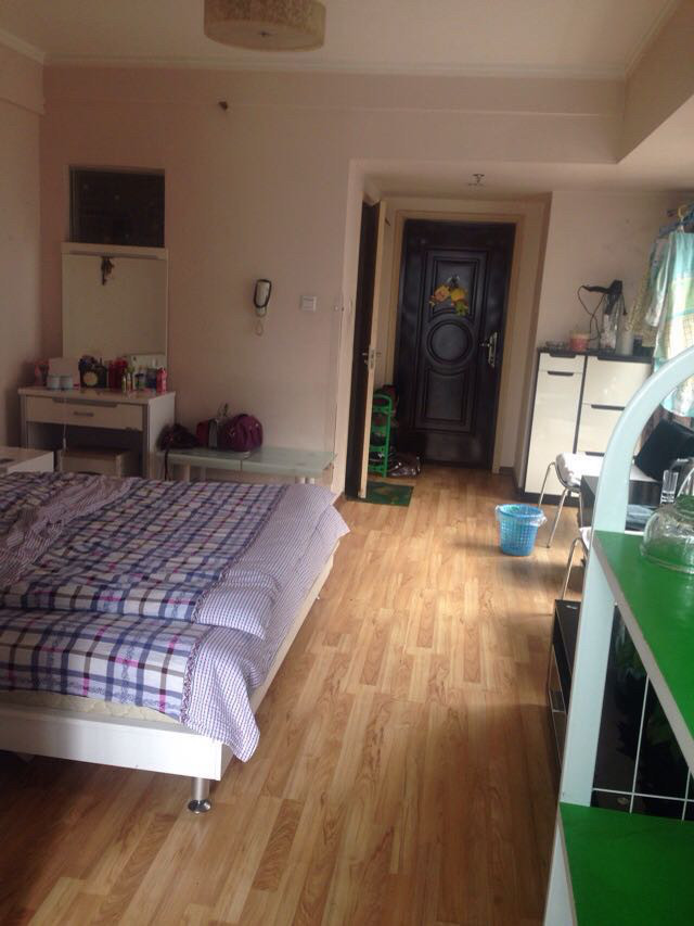 晒在西安1200的出租房,灶台就在床边,厨房巴掌大,估计你没见过