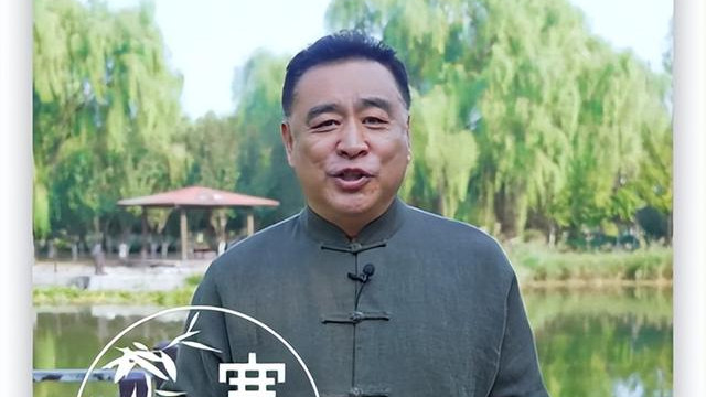 张宏民|前央视主播张宏民爬长城，穿皮衣肚腩明显，说话中气十足不似61岁