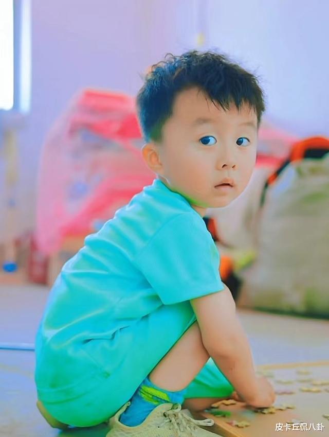 奇奇|田静分享两萌娃夏日风照片，奇奇悦悦同框亮相，获妈妈深情寄语