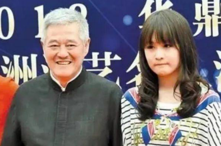 赵本山|赵本山哭了！女儿不听劝告执意与男友同居备孕，老赵该何去何从？