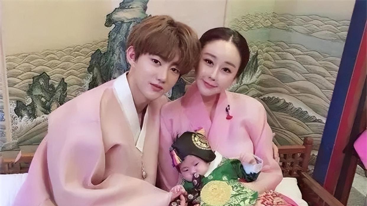 素媛|相差18岁的“姐弟恋”，原本不被看好，如今生下一女生活幸福