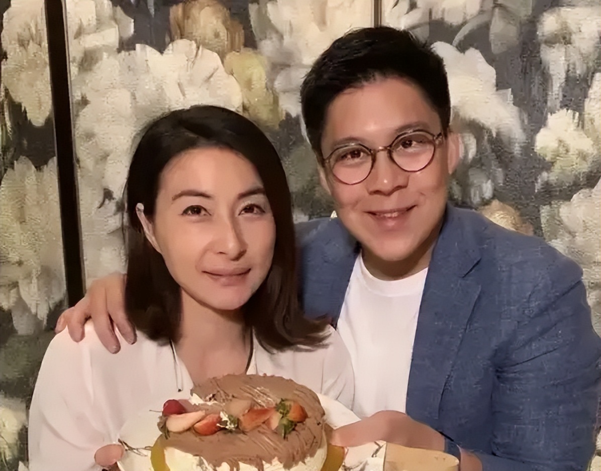 陈小春|无绯闻不滥情，娱乐圈最干净的4对夫妻，爆红后也对原配不离不弃