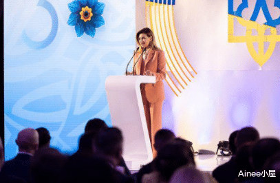 西装|乌克兰第一夫人优雅知性，粉色套装显出挺拔身姿，气韵真特别