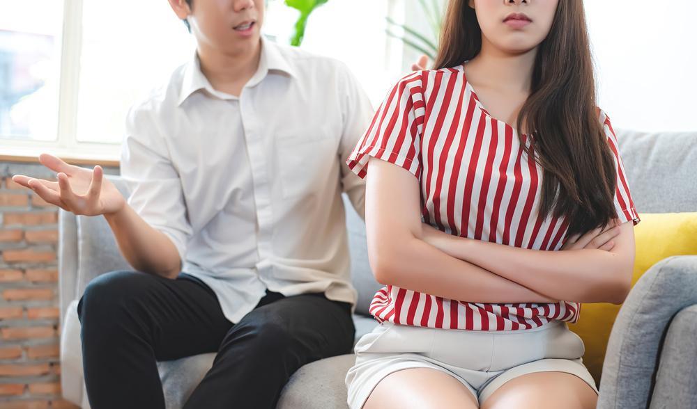2017年女子微信认识富翁情人太强势 逼迫她把丈夫买的首饰扔进厕所