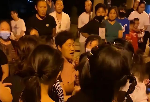 河北广场舞大妈暴打踢足球男孩,妈妈:给我儿子道歉!结局不尽人意