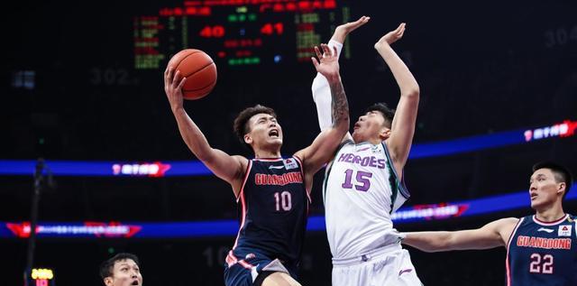 山东男篮|露馅了吧，山东1分险胜广东却揪出1球员：这水平进NBA就是做梦