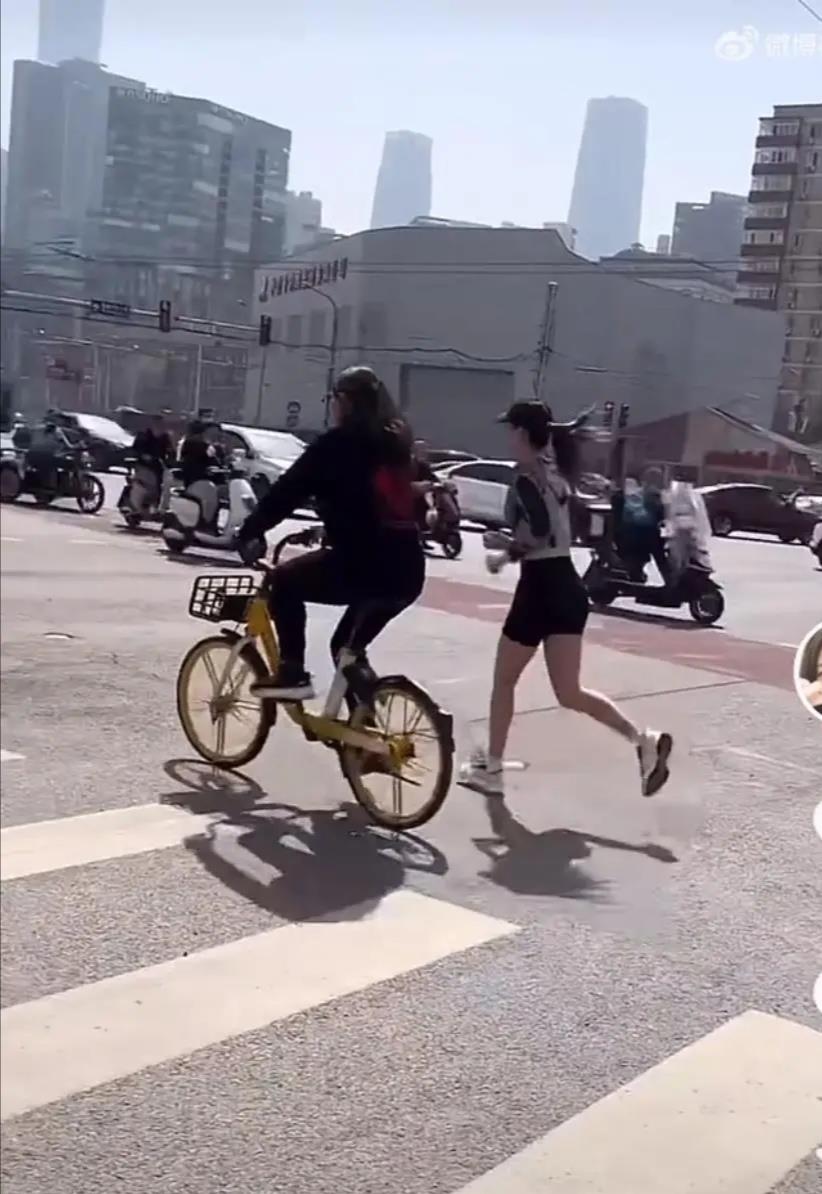 谷爱凌|不愧是女神！谷爱凌暖心举动再受网友好评，弯腰合影，走时还挥手
