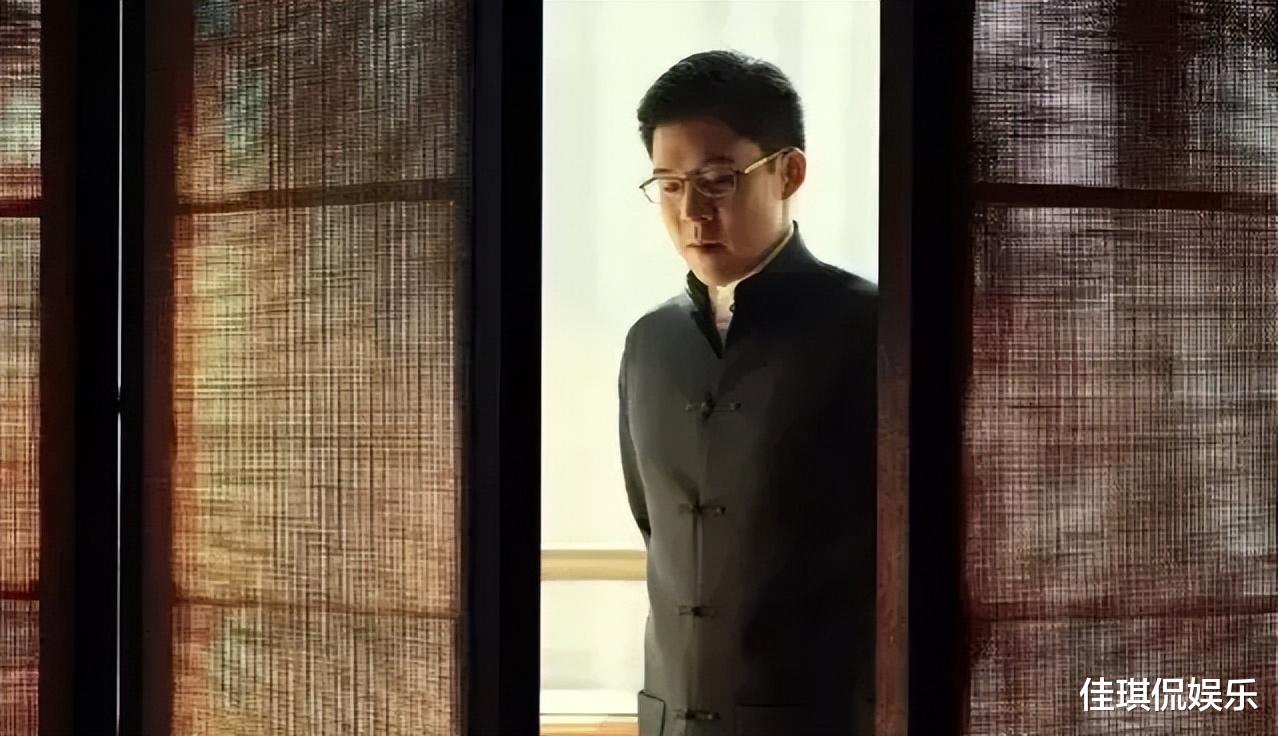 霍启刚|郭晶晶与霍启刚合照,打扮低调难掩贵妇气质!手部状态却暴露年龄