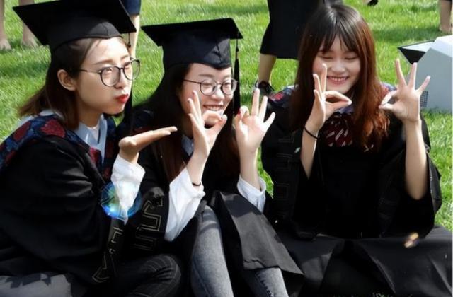 求职|“毕业就离开，女儿就这样回报”？父母直言后悔，引发热议